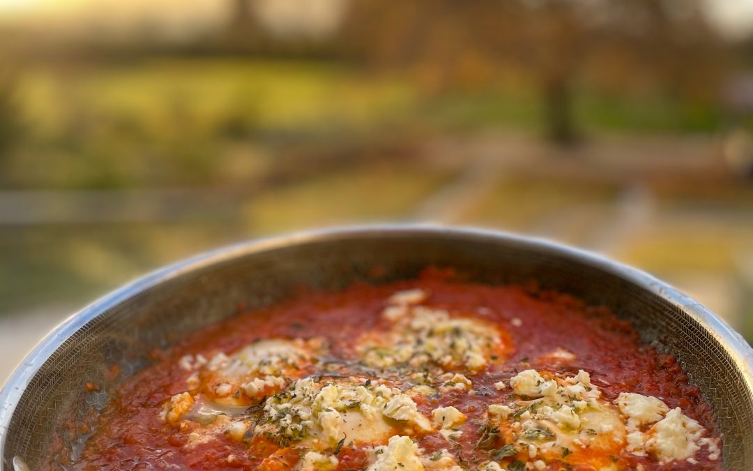 Ochiuri in sos de rosii